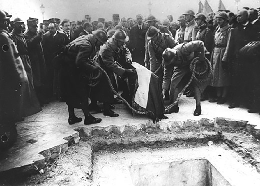 La mise au tombeau du soldat inconnu, sous l'Arc de triomphe à Paris, le 28 janvier 1921. Il avait été transporté dans une chapelle ardente installée dans une salle de l’Arc de triomphe à l’occasion du deuxième anniversaire de l’Armistice le 11 novembre 1920. 