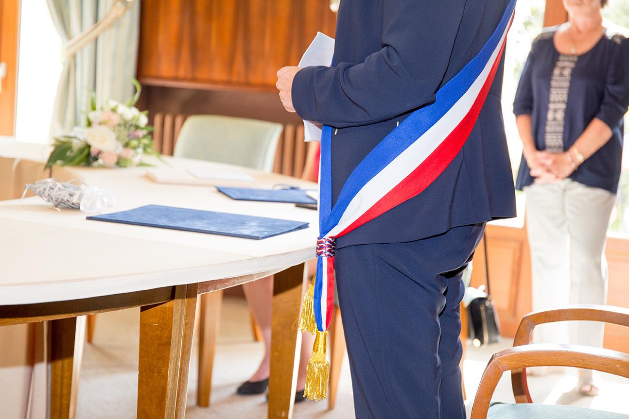 Un maire célébrant un mariage