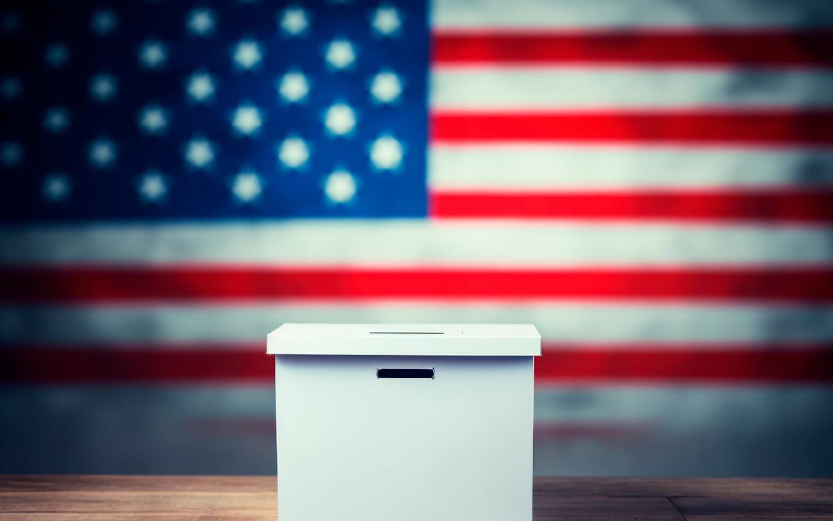 Urne de vote sur fond de bannière américaine