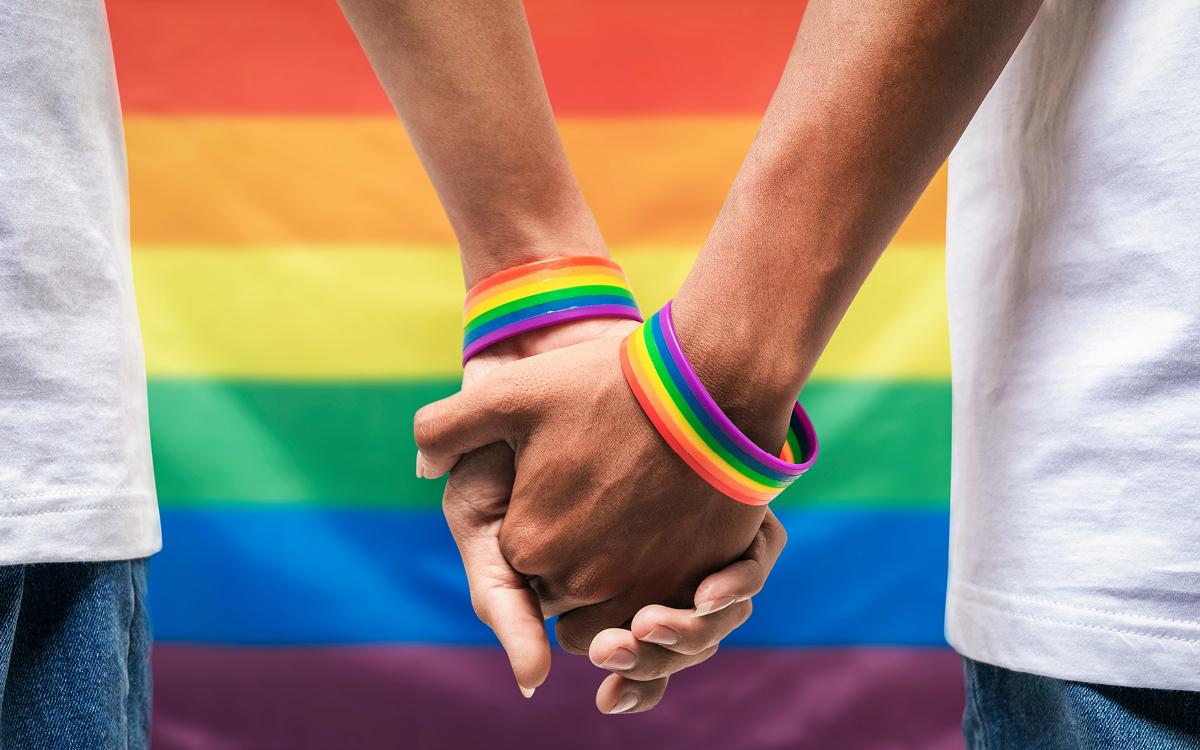 Couple se tient par la main