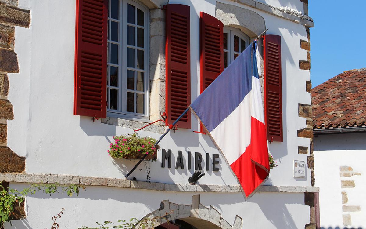 Mairie avec drapeaux français