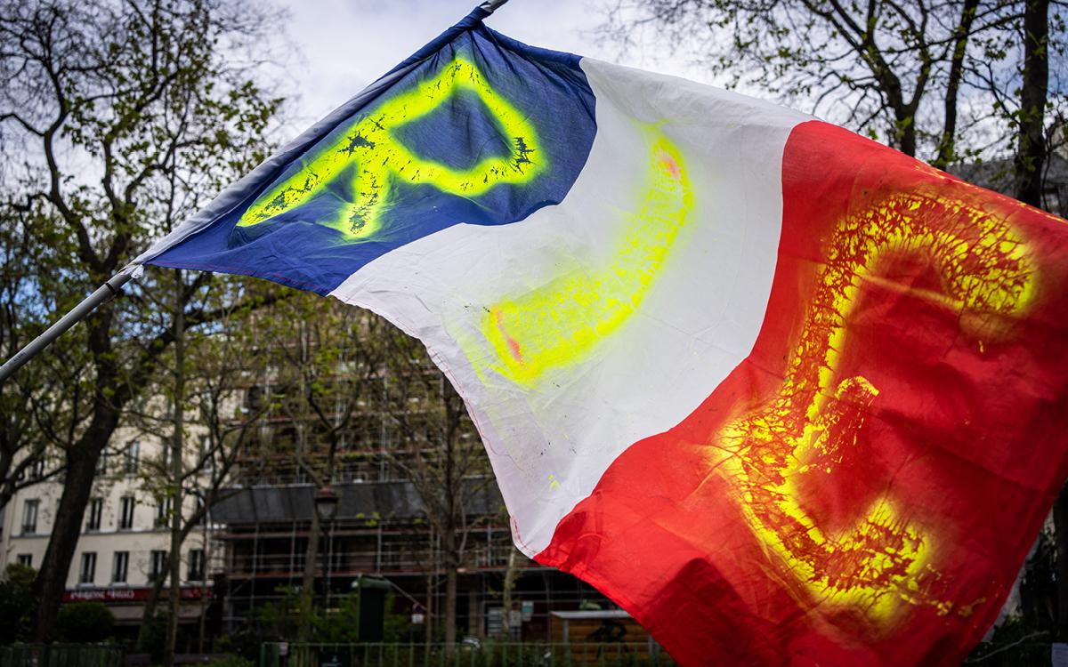 Un drapeau tricolore comportant l'inscription RIC