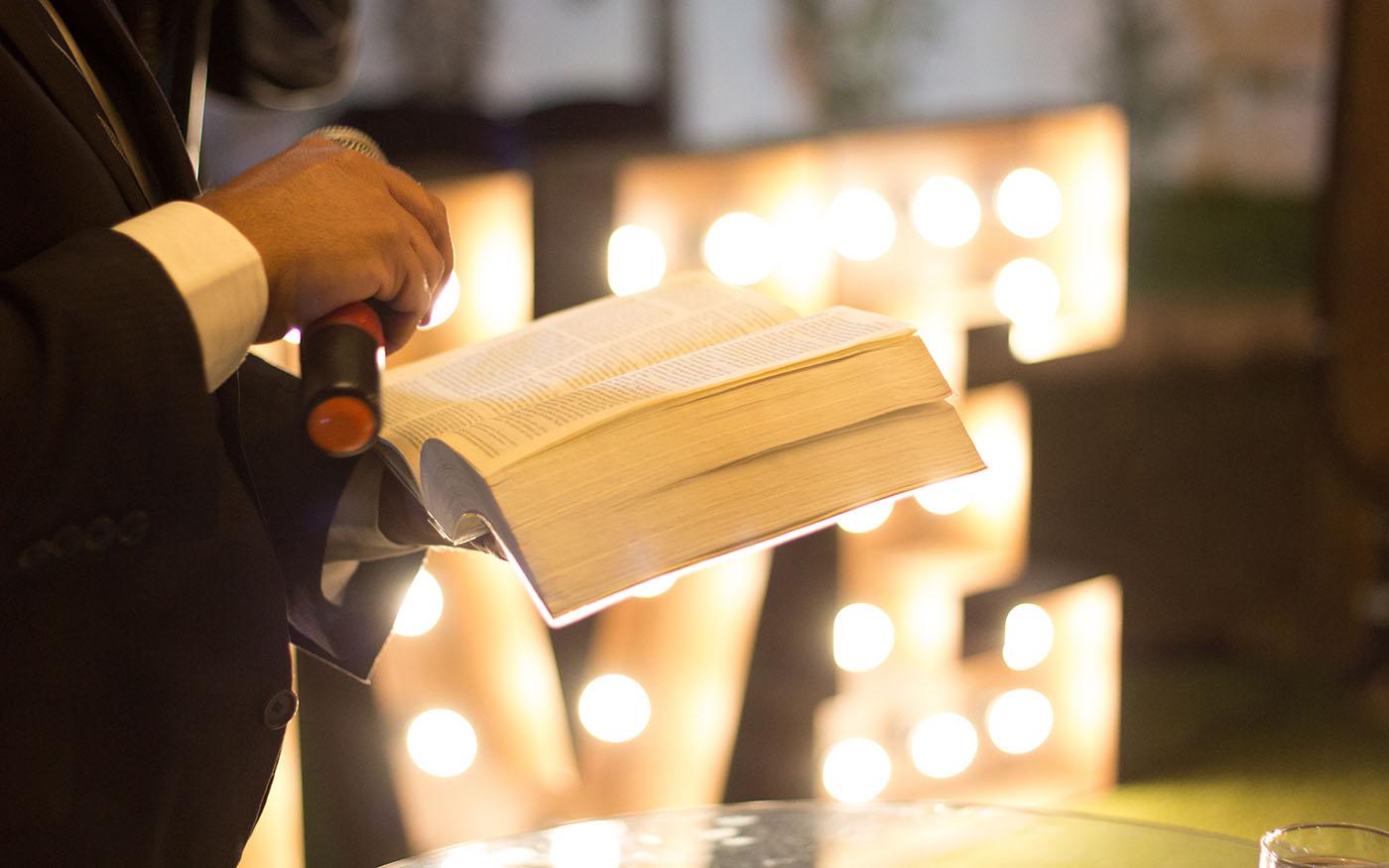 Lecture d'un texte religieux dans un lieu de culte